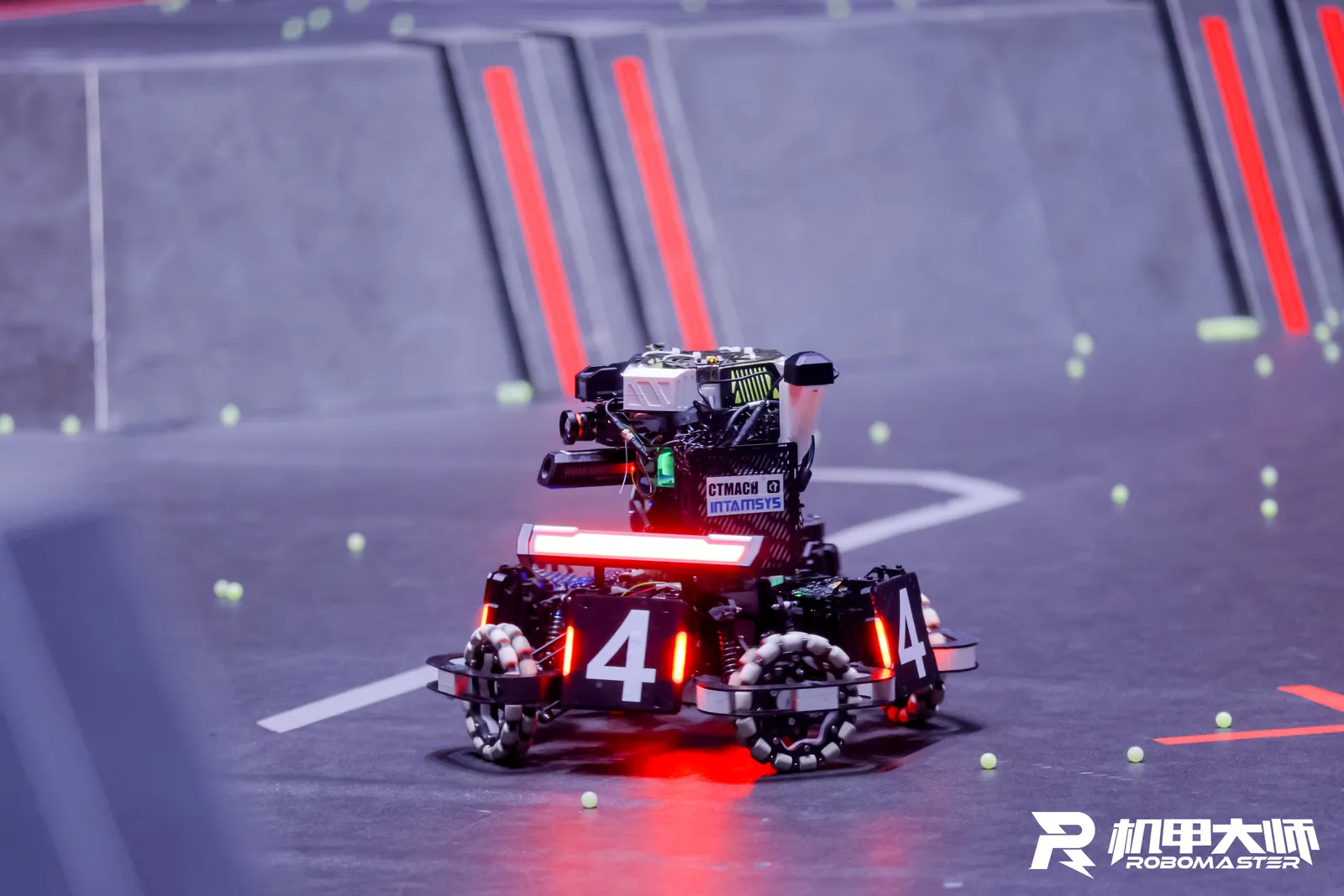 千里战队步兵机器人在 RoboMaster 赛场比赛