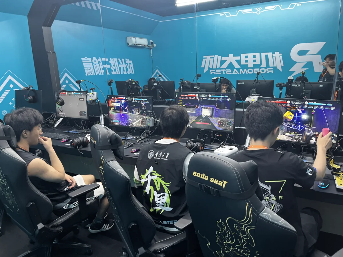 千里战队成员在赛场协同操作机器人