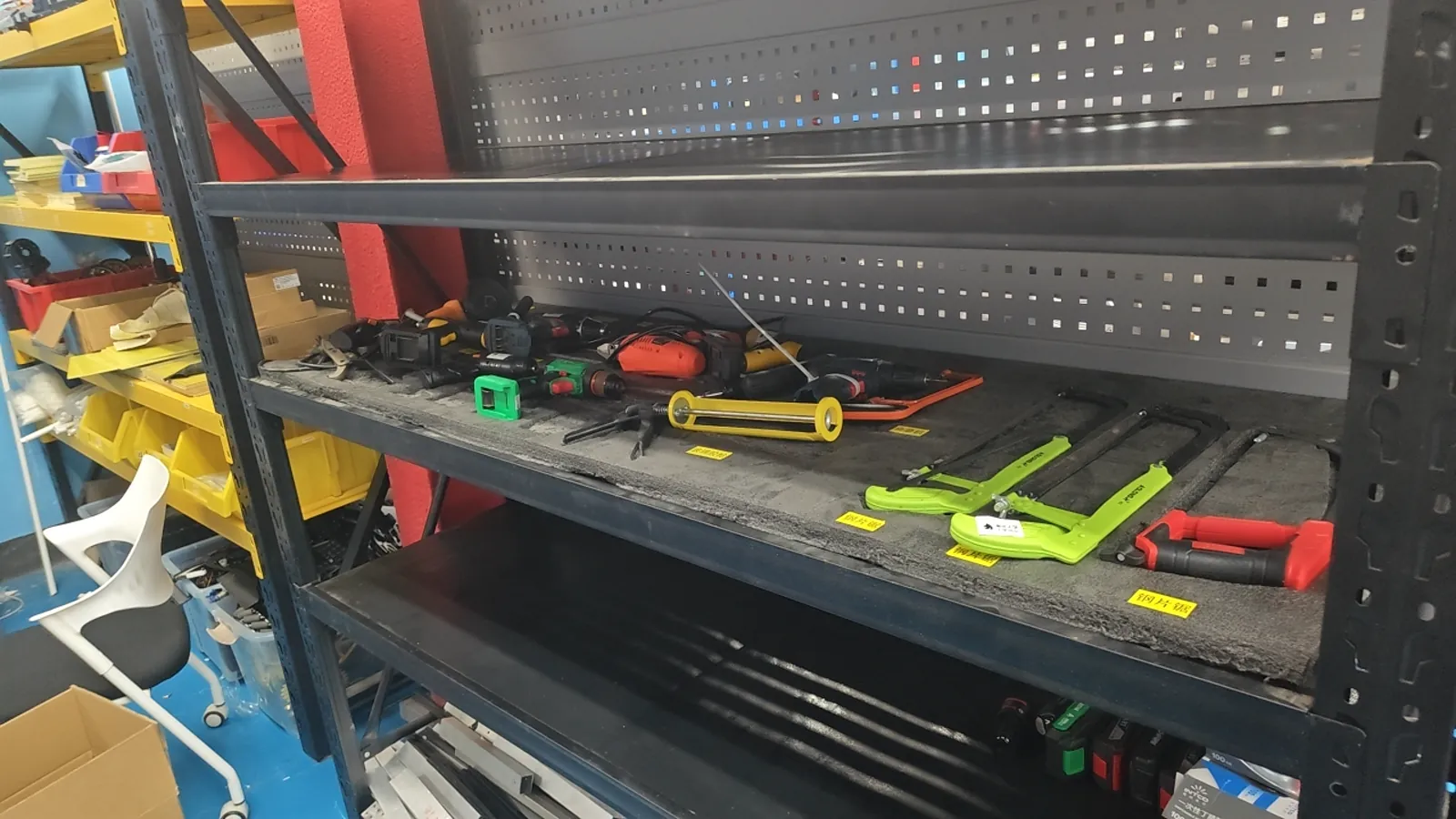 按使用频率摆放的实验室工具架