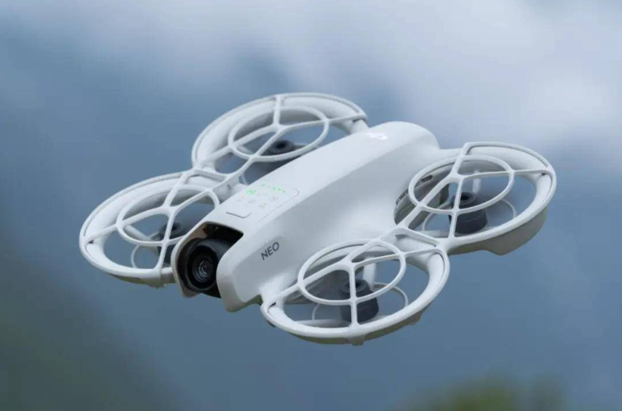 带有全包围桨保的 DJI NEO 产品无人机