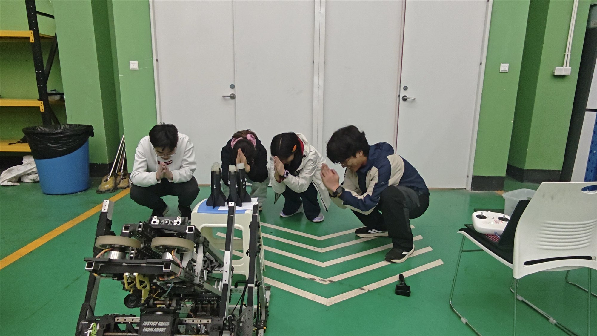 千里战队成员围绕飞镖发射架开展常规实机测试