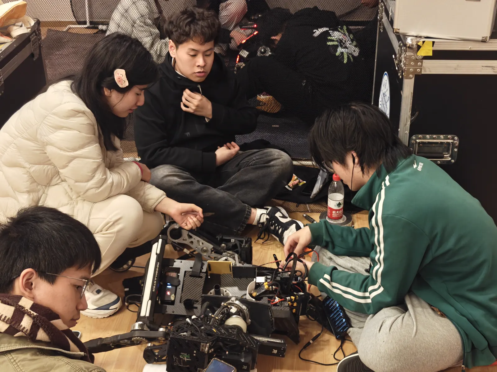 电控队员围绕机器人进行整车联调